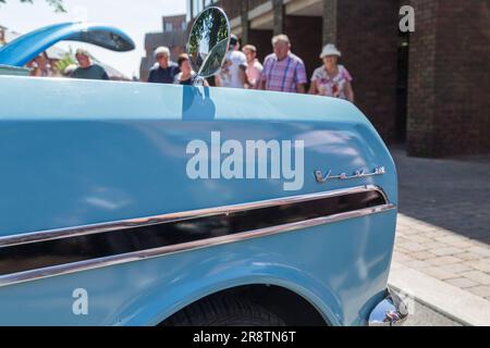 Dettaglio dell'ala anteriore di una Vauxhall Viva degli anni '1960 in una mostra di auto d'epoca e d'epoca. Foto Stock