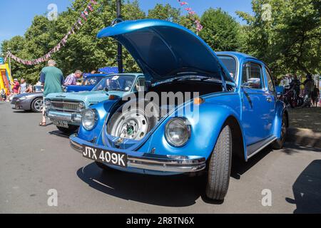 Una Volkswagen Beetle blu degli anni '1970 con un bagagliaio aperto che mostra la ruota di scorta. Un Maggiolino VW ad una mostra d'auto d'epoca e d'epoca. Foto Stock