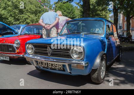 Un Leyland Mini Clubman blu degli anni '1970 ad una mostra d'auto d'epoca. Foto Stock