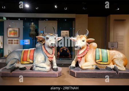 Sculture di tori abbracciati o nandi, nell'Indian Heritage Centre, Campbell Lane, Singapore Foto Stock