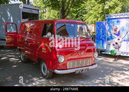 Un furgone commerciale Ford Thames 400E degli anni '1950 ad una mostra di auto d'epoca e d'epoca. Un totale di 187.000 400E furono maufactured dalla Ford UK dal 1957 al 1965. Foto Stock