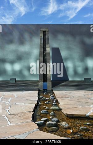 COSTA MESA, CALIFORNIA - 24 GENNAIO 2023: The Noguchi Garden, primo piano della sorgente d'acqua. Foto Stock