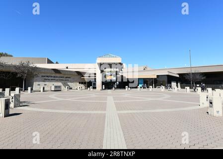 HUNTINGTON BEACH, CALIFORNIA - 02 MAR 2023: Huntington Beach Central Library and Cultural Center Foto Stock