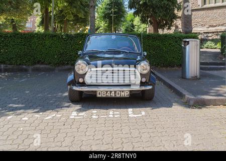 Una Austin Mini parcheggiata. La Mini originale è un'icona della cultura britannica degli anni '1960 ed è stata votata la seconda auto più influente del XX secolo. Foto Stock