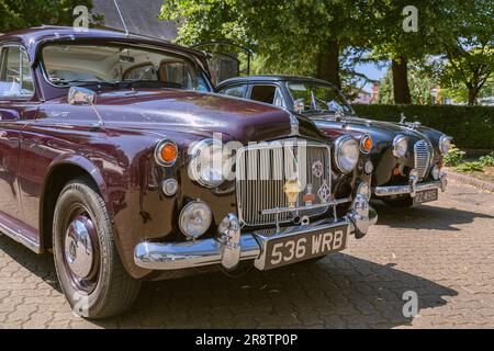 Una berlina di lusso Rover P4 degli anni '1960 parcheggiata accanto a un'auto della famiglia Austin A30 degli anni '1950 in occasione di una mostra di auto d'epoca e d'epoca. Auto inglesi d'epoca. Foto Stock