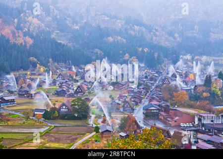 Esercizio di scarico dell'acqua nel remoto villaggio di Shirakawago in autunno Foto Stock