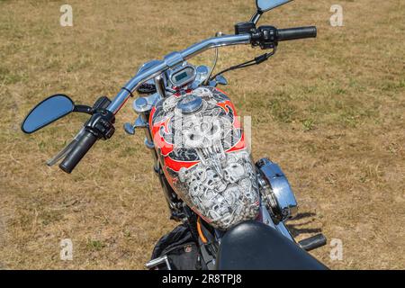 Primo piano di un serbatoio di benzina per motociclette verniciato con un design del cranio. Foto Stock