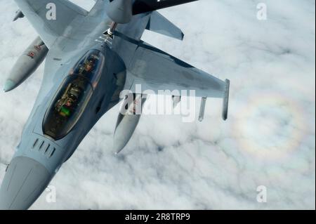 A Republic of Korea Air Force KF-16 Fighting Falcon riceve carburante da un KC-135 Stratotanker assegnato al 909th Air Refuging Squadron, Kadena Air base, Giappone, sul complesso Joint Pacific Alaska Range durante la BANDIERA ROSSA-Alaska 23-2, 16 giugno 2023. RF-A è un esercizio di addestramento aereo avanzato che offre alle forze alleate e congiunte degli Stati Uniti l'opportunità di integrare e migliorare l'interoperabilità attraverso lo scambio di tattiche, tecniche e procedure. (STATI UNITI Foto dell'Aeronautica militare del personale Sgt. Jessi Roth) Foto Stock