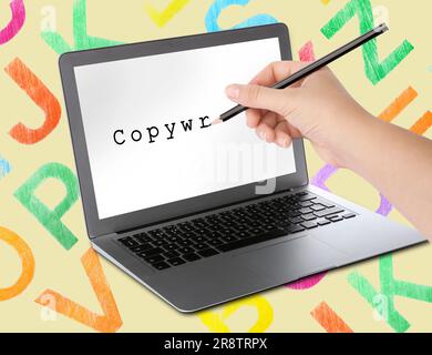 Professione di copywriter. Donna che scrive parole sullo schermo del notebook con matita su sfondo giallo con lettere, primo piano Foto Stock