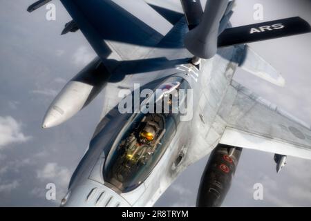 A Republic of Korea Air Force KF-16 Fighting Falcon riceve carburante da un KC-135 Stratotanker assegnato al 909th Air Refuging Squadron, Kadena Air base, Giappone, sul complesso Joint Pacific Alaska Range durante la BANDIERA ROSSA-Alaska 23-2, 16 giugno 2023. RF-A è un esercizio di addestramento aereo avanzato che offre alle forze alleate e congiunte degli Stati Uniti l'opportunità di integrare e migliorare l'interoperabilità attraverso lo scambio di tattiche, tecniche e procedure. (STATI UNITI Foto dell'Aeronautica militare del personale Sgt. Jessi Roth) Foto Stock