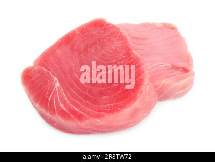 Filetti di tonno crudo freschi su fondo bianco Foto Stock