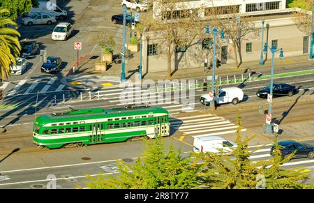 SAN FRANCISCO, CALIFORNIA - 25 aprile 2023: San Francisco è la 13th città più popolosa degli Stati Uniti ed è conosciuta per le sue estati fresche, la nebbia, il rolling h Foto Stock