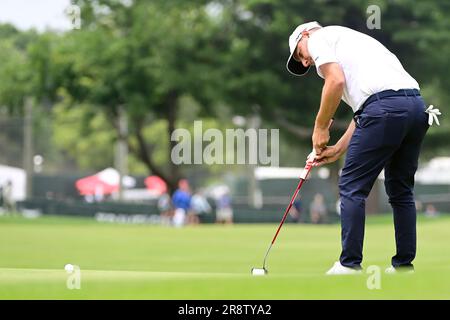 Cromwell CT, Stati Uniti. 22nd giugno, 2023. Emiliano Grillo si mette sul nono green durante il primo round del Campionato dei viaggiatori a Cromwell CT. Credito obbligatorio Eric Canha/Cal Sport Media/Alamy Live News Foto Stock