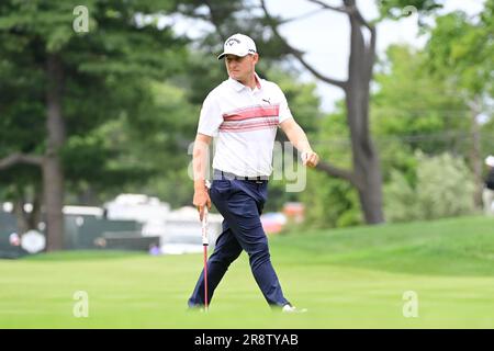 Cromwell CT, Stati Uniti. 22nd giugno, 2023. Emiliano Grillo cammina intorno al nono green durante il primo round del Travellers Championship a Cromwell CT. Credito obbligatorio Eric Canha/Cal Sport Media/Alamy Live News Foto Stock