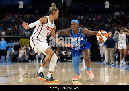 Chicago, Stati Uniti. 22 giugno 2023. Chicago, USA, 22 giugno 2023: Dana Evans (11 Chicago Sky) dribbling Past Natasha Cloud (9 Washington Mystics) durante la partita tra Chicago Sky e Washington Mystics giovedì 22 giugno 2023 alla Wintrust Arena, Chicago, USA. (NESSUN USO COMMERCIALE) (Shaina Benhiyoun/SPP) credito: SPP Sport Press Photo. /Alamy Live News Foto Stock