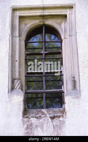 Comune di Arbore, Contea di Suceava, Romania, circa 1998. Vista esterna del monastero di Arbore, monumento storico del 1502. Dettagli di una finestra ad arco. Foto Stock