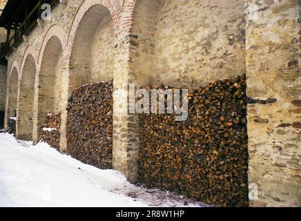 Mitocu Dragomirnei, Contea di Suceava, Romania, 2001. Pila di legna da ardere lungo le mura fortificate del Monastero di Dragomirna. Foto Stock