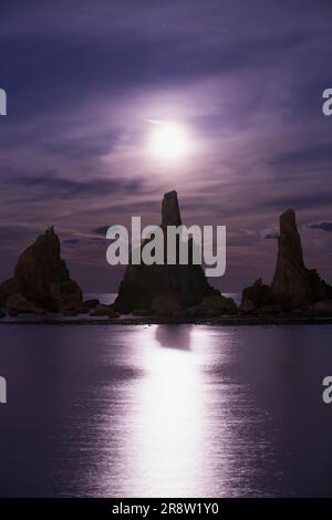 Hashikui rock and Moon Foto Stock