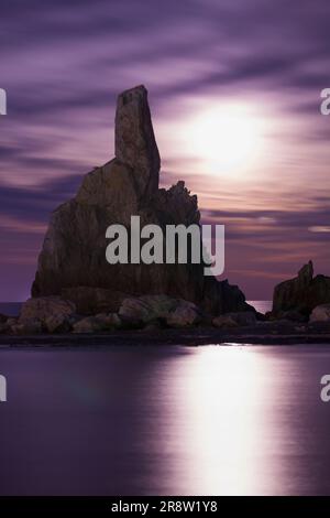 Hashikui rock and Moon Foto Stock