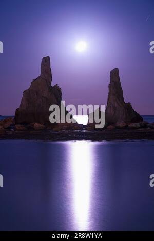 Hashikui rock and Moon Foto Stock