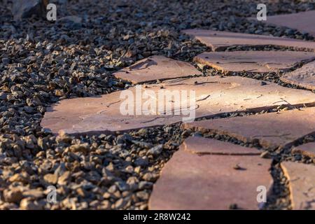 Progetto paesaggistico del cortile con pavimento in pietra e ghiaia installato Foto Stock