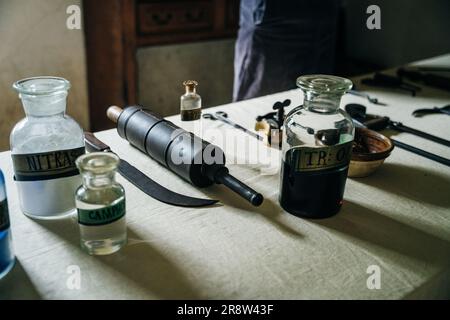 strumenti medici medievali, dettaglio di strumenti chirurghi d'epoca su un tavolo. Foto di alta qualità Foto Stock