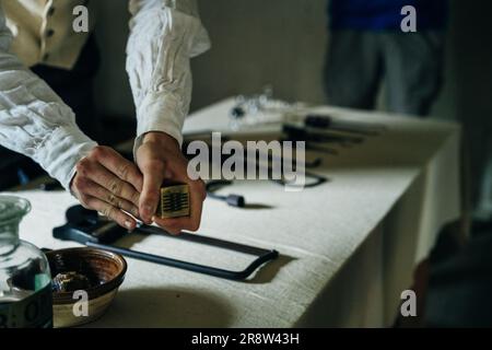 strumenti medici medievali, dettaglio di strumenti chirurghi d'epoca su un tavolo. Foto di alta qualità Foto Stock