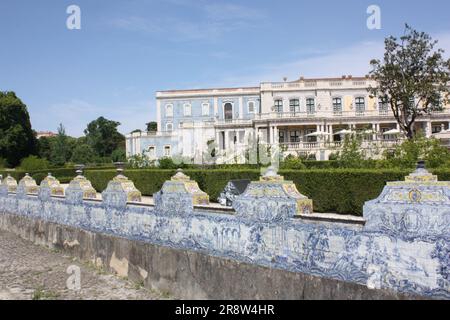 Un canale piastrellato con il Palazzo Nazionale sullo sfondo a Queluz, Portogallo Foto Stock