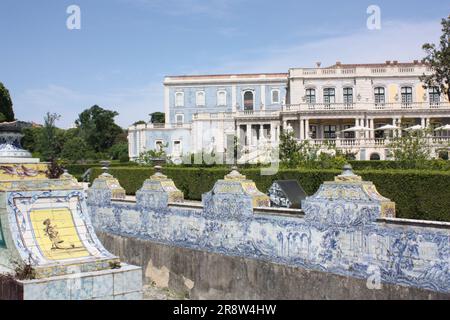 Un canale piastrellato con il Palazzo Nazionale sullo sfondo a Queluz, Portogallo Foto Stock