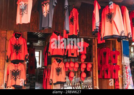 Camicie con l'aquila albanese a due teste in un mercato vicino al castello di Kruja Krujë, Albania Foto Stock