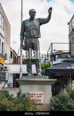 Una statua di George W. Bush a Fushë Krujë, Albania. È stato il primo presidente degli Stati Uniti a visitare l'Albania post-comunista, e fermato da questa piccola città Foto Stock