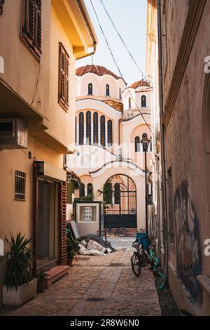 Chiesa ortodossa della Natività di Cristo alla fine di un vicolo a Shkodër, Albania. Costruito nell'anno 2000 sul sito precedente di uno in legno. Foto Stock