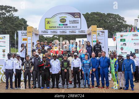 Il Vicepresidente del Kenya Rigathi Gachagua posa per una foto con i piloti di rally durante lo sbandieramento del WRC 2023 Safari Rally presso l'Uhuru Park Grounds di Nairobi. Il rally WRC 2023 Safari ha preso il via con la bandiera al Parco Nairobiís Uhuru e successivamente i piloti di rally si sono diretti ai terreni Kasarani per la Super Special Stage. Quest'anno la competizione di rally segna 70 anni di corsa come Safari Rally. Il WRC 2023 Safari rally è previsto per giovedì 22 giugno a domenica 25 giugno 2023 nella contea di Nairobi e Naivasha, nella contea di Nakuru in Kenya. Foto Stock