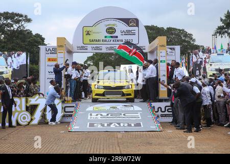 Nairobi, Kenya. 22 giugno 2023. Il vicepresidente del Kenya Rigathi Gachagua (R) sbandiera il WRC 2023 Safari Rally presso il parco Uhuru di Nairobi. Il rally WRC 2023 Safari ha preso il via con la bandiera al Parco Nairobiís Uhuru e successivamente i piloti di rally si sono diretti ai terreni Kasarani per la Super Special Stage. Quest'anno la competizione di rally segna 70 anni di corsa come Safari Rally. Il WRC 2023 Safari rally è previsto per giovedì 22 giugno a domenica 25 giugno 2023 nella contea di Nairobi e Naivasha, nella contea di Nakuru in Kenya. Credito: SOPA Images Limited/Alamy Live News Foto Stock