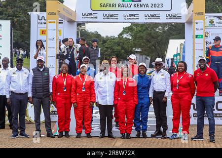 Il Vicepresidente del Kenya Rigathi Gachagua posa per una foto con tutte le piloti di rally donne durante lo sbandieramento del WRC 2023 Safari Rally presso l'Uhuru Park Grounds di Nairobi. Il rally WRC 2023 Safari ha preso il via con la bandiera al Parco Nairobiís Uhuru e successivamente i piloti di rally si sono diretti ai terreni Kasarani per la Super Special Stage. Quest'anno la competizione di rally segna 70 anni di corsa come Safari Rally. Il WRC 2023 Safari rally è previsto per giovedì 22 giugno a domenica 25 giugno 2023 nella contea di Nairobi e Naivasha, nella contea di Nakuru in Kenya. Foto Stock