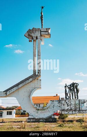 Uno spomenik trascurato, un periodo comunista jugoslavo, in cui i combattenti caduti della seconda guerra mondiale sono caduti, oggi nella città di Vitomirica, in Kosovo Foto Stock