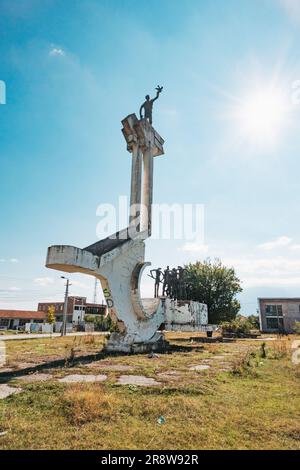 Uno spomenik trascurato, un periodo comunista jugoslavo, in cui i combattenti caduti della seconda guerra mondiale sono caduti, oggi nella città di Vitomirica, in Kosovo Foto Stock