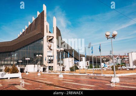 Il Palazzo della Gioventù e dello Sport 'boro e Ramiz', costruito nel 1977 a Pristina, in Kosovo. Ispirato allo stile metabolista dell'architettura Foto Stock