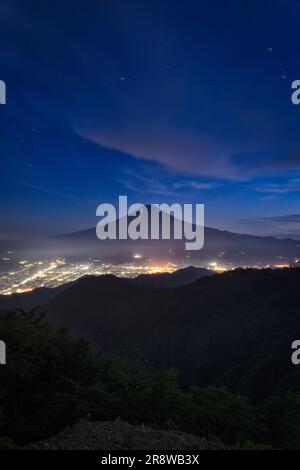 MT. Fuji e lampioni nella città di Fujiyoshida, viste dalla vista notturna di Mitsutoge Foto Stock