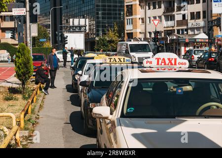 Un posteggio di taxi a Pristina, Kosovo Foto Stock