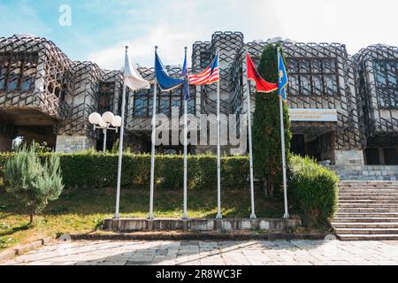 Varie bandiere nazionali innalzate di fronte alla Biblioteca Nazionale del Kosovo, Pristina Foto Stock