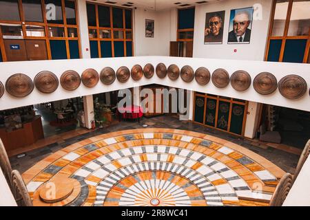 Una lobby principale a tema circolare nella Biblioteca Nazionale del Kosovo, Pristina Foto Stock