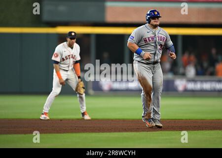 Il battitore designato dai New York Mets DANIEL VOGELBACH (32) prende il vantaggio dalla seconda base nella parte superiore del terzo inning durante la partita MLB tra i New York Foto Stock