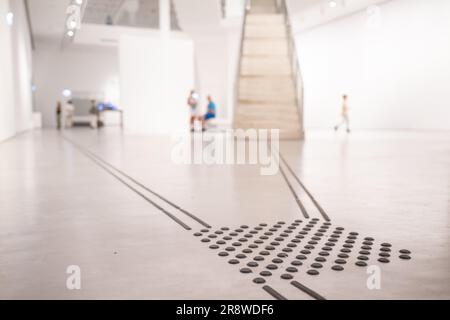 Berlino, Germania. 23 giugno 2023. Un sistema di guida per i non vedenti conduce attraverso una stanza della galleria. La Berlinische Galerie offre vari tipi di assistenza alle persone con disabilità. (A dpa-KORR 'viaggi senza barriere è possibile anche a Berlino - ma non sempre') credito: Hannes P. Albert/dpa/Alamy Live News Foto Stock