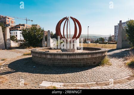 Cimitero dei martiri partigiani, un monumento costruito nel 1961 nel sobborgo di Velanija, Pristina, Kosovo per commemorare i soldati caduti locali nella seconda guerra mondiale Foto Stock