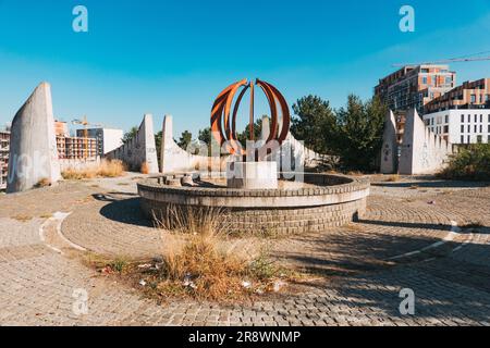 Cimitero dei martiri partigiani, un monumento costruito nel 1961 nel sobborgo di Velanija, Pristina, Kosovo per commemorare i soldati caduti locali nella seconda guerra mondiale Foto Stock