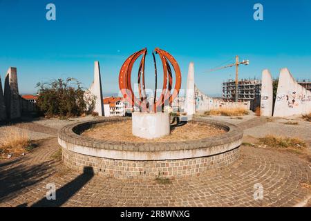 Cimitero dei martiri partigiani, un monumento costruito nel 1961 nel sobborgo di Velanija, Pristina, Kosovo per commemorare i soldati caduti locali nella seconda guerra mondiale Foto Stock