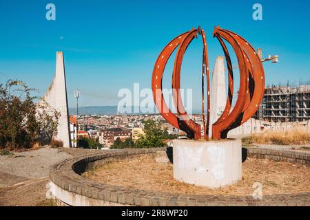 Cimitero dei martiri partigiani, un monumento costruito nel 1961 nel sobborgo di Velanija, Pristina, Kosovo per commemorare i soldati caduti locali nella seconda guerra mondiale Foto Stock