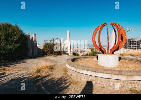 Cimitero dei martiri partigiani, un monumento costruito nel 1961 nel sobborgo di Velanija, Pristina, Kosovo per commemorare i soldati caduti locali nella seconda guerra mondiale Foto Stock