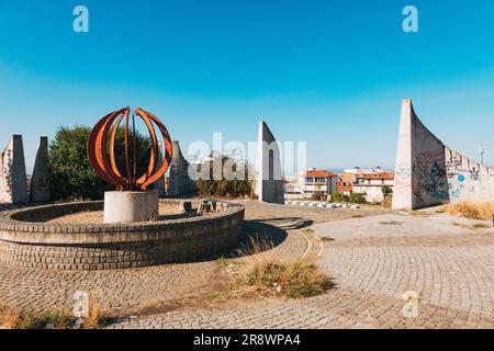 Cimitero dei martiri partigiani, un monumento costruito nel 1961 nel sobborgo di Velanija, Pristina, Kosovo per commemorare i soldati caduti locali nella seconda guerra mondiale Foto Stock